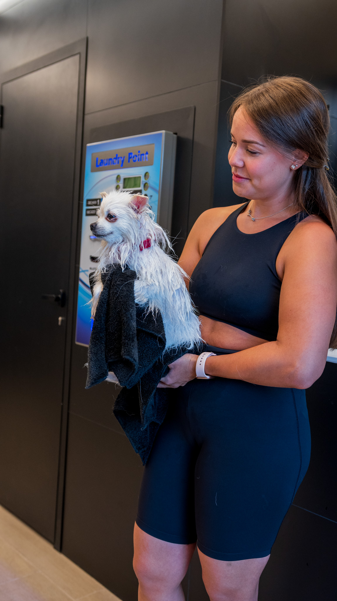 El dueño acompaña a su perro dentro del Pet Wash